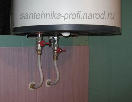 Подключение водонагревателя медной трубой в пластиковой оплётке.