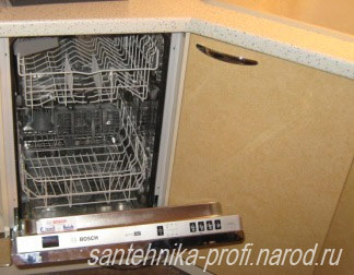 Посудомоечная машина встроена в кухонный гарнитур.